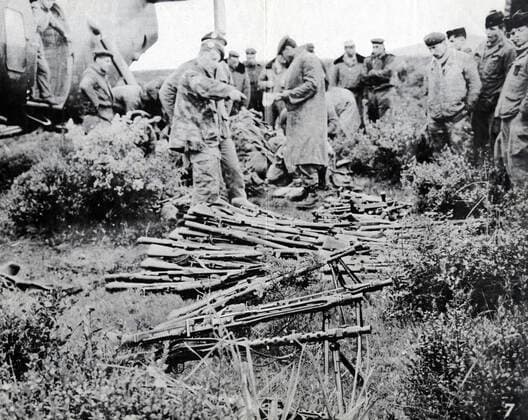 GUERRE D ALGERIE Armes prises aux rebelles algeriens . Photographie anonyme vers 1958 pour la propagande francaise. Credit : Collection IM Kharbine-Tapabor. *** WAR IN ALGERIA Weapons taken from Algerian rebels Anonymous photograph taken around 1958 for French propaganda Credit Collection IM Kharbine Tapabor  KH202432