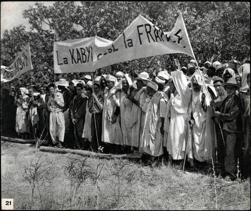 GUERRE D ALGERIE La Kabylie c est la France. (Soutien de la population algerienne a la France). Photographie anonyme vers 1958 pour la propagande francaise. Credit : Collection IM Kharbine-Tapabor. *** ALGERIAN WAR Kabylia is France Support of the Algerian population to France Anonymous photograph around 1958 for the French propaganda Credit Collection IM Kharbine Tapabor  KH202438
