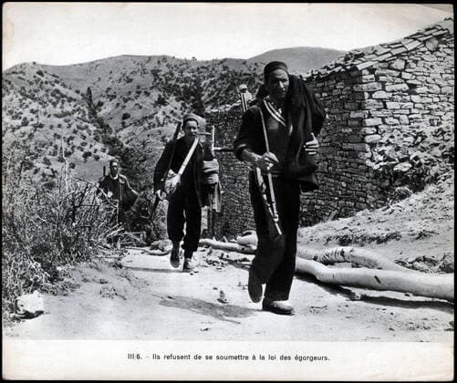GUERRE D ALGERIE Ils refusent de se soumettre a la loi des egorgeurs. Algeriens rallies a l armee francaise. Photographie anonyme vers 1958 pour la propagande francaise. Credit : Collection IM Kharbine-Tapabor. *** ALGERIAN WAR They refuse to submit to the law of the Algerian cutthroats allied to the French army Anonymous photograph around 1958 for the French propaganda Credit Collection IM Kharbine Tapabor  KH202442