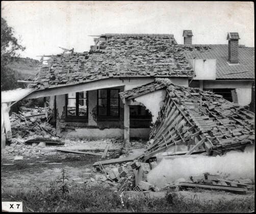 GUERRE D ALGERIE Maison plastiquee par les rebelles en Algerie. Photographie anonyme vers 1958 pour la propagande francaise. Credit : Collection IM Kharbine-Tapabor. *** WAR IN ALGERIA Plastic house by the rebels in Algeria Anonymous photograph around 1958 for the French propaganda Credit Collection IM Kharbine Tapabor  KH202445
