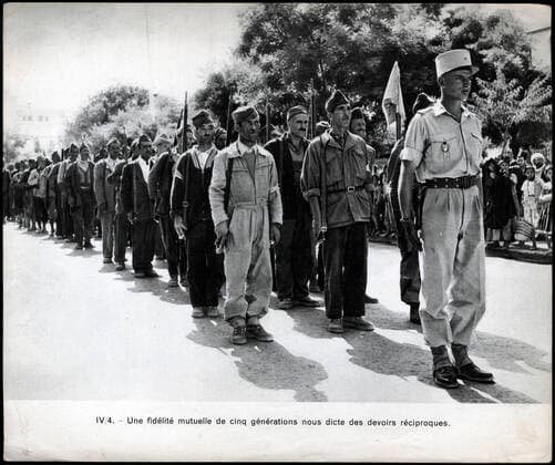 GUERRE D ALGERIE Une fidelite mutuelle de cinq generations nous dicte des devoirs reciproques (Algeriens incorpores dans l armee francaise). Photographie anonyme vers 1958 pour la propagande francaise. Credit : Collection IM Kharbine-Tapabor. *** WAR IN ALGERIA A mutual loyalty of five generations dictates reciprocal duties to us Algerians incorporated into the French army Anonymous photograph around 1958 for the French propaganda Credit Collection IM Kharbine Tapabor  KH202448