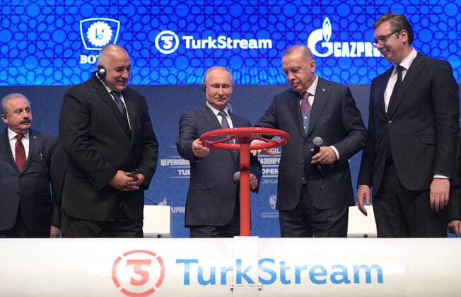 News Bilder des Tages ISTANBUL, TURKEY - JANUARY 8, 2020: Serbia s President Aleksandar Vucic, Turkey s President Recep Tayyip Erdogan, Russia s President Vladimir Putin, Bulgaria s Prime Minister Boyko Borissov (R-L) during a ceremony to launch the TurkStream gas pipeline at the Halic Congress Center. Alexei Druzhinin Russian Presidential Press and Information Office TASS  TS0C9AE4