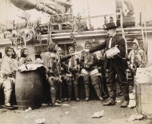 Robert PEARY Robert PEARY (1856-1920) explorateur a bord de son navire avec des eskimos au Groenland. Photographie anonyme de 1909. Credit Collection Avant-Demain Kharbine-Tapabor. *** Robert PEARY Robert PEARY 1856 1920 explorer aboard his ship with Eskimos in Greenland Anonymous photograph of 1909 Credit Collection Avant Demain Kharbine Tapabor  KH222502