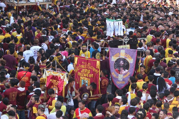 Manila, Fest des Schwarzen Nazareners PH: New route ushers in a faster Traslacion 2020 Banners bearing the image of the Black Nazarene usually stay in the head of the procession and herald the arrival of the Black Nazarene. Manila Metro Manila Philippines Quiapo DennisxJeromexS.xAcosta