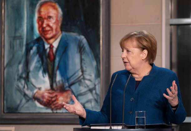 Carol singers from all 27 Catholic German dioceses were guests of German Chancellor Angela Merkel in the Chancellors Office on Tuesday 07 01 2020. Photo Merkel in front of a portrait of former Chancellor Helmut Kohl The children and teenagers dressed as Ep Copyright: epd-bild RolfxZoellner EDITORIAL USE ONLY
