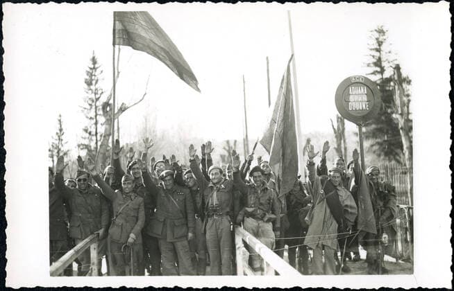 GUERRE D ESPAGNE Refugies republicains espagnols a la frontiere francaise. Carte postale vers 1937. annees 30. Credit : IM KHARBINE-TAPABOR. *** SPAIN WAR Spanish republican refugees on the French border Postcard circa 1937 years 30 Credit IM KHARBINE TAPABOR  KH239948