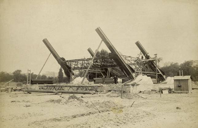 TOUR EIFFEL Construction de la Tour Eiffel. Photographie de 1887 par Louis-Emile DURANDELLE (1839-1917). Credit : Collection Avant-Demain Kharbine-Tapabor. *** TOUR EIFFEL Construction of the Eiffel Tower Photograph of 1887 by Louis Emile DURANDELLE 1839 1917 Credit Collection Avant Demain Kharbine Tapabor  KH242189