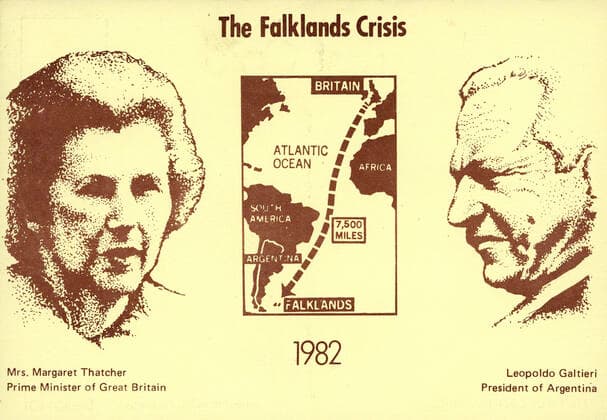 GUERRE DES MALOUINES Portraits de Thatcher et de Galtieri a propos de la crise des Falklands Guerre des Malouines. Carte postale de 1982. Credit : IM KHARBINE-TAPABOR. *** Falklands War Portraits of Thatcher and Galtieri about the Falklands crisis Falklands War Postcard from 1982 Credit IM KHARBINE TAPABOR  KH251189