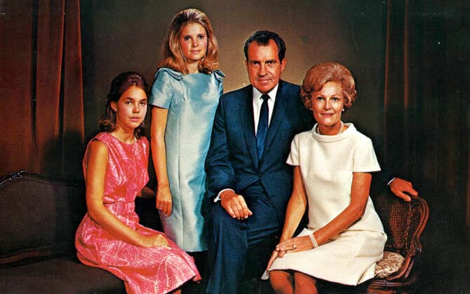 NIXON Richard Le president NIXON (1913-1994), ses deux filles et sa femme. Carte postale vers 1970. Credit : IM KHARBINE-TAPABOR. *** NIXON Richard President NIXON 1913 1994, his two daughters and his wife Postcard circa 1970 Credit IM KHARBINE TAPABOR  KH251271