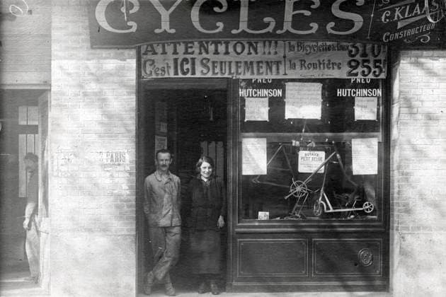 MAgasin de cycles annees 20 Couple devant leur magasin de cycles, sur la vitrine : C. Klaas constructeur, Attention c est ici seulement la bicyclette pour 310 f, la Routiere 255 f . Boulevard Victor a Paris. carte photographique vers 1920. Credit KHARBINE TAPABOR *** MAgasin de cycles annees 20 Couple in front of their bicycle shop, on the window C Klaas constructor, Attention it is here only the bicycle for 310 f, the Routiere 255 f Boulevard Victor in Paris photo card circa 1920 Credit KHARBINE TAPABOR  KH253064