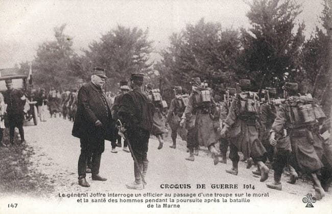 Premiere guerre mondiale Croquis de guerre 1914. Le general JOFFRE interroge un officier au passage d une troupe sur le moral et la sante des hommes pendant la poursuite apres la bataille de la Marne . Carte postale de la guerre 14-18. Credit : IM KHARBINE-TAPABOR. *** World War I War Sketch 1914 General JOFFRE asks an officer as a troop passes by about the morale and health of the men during the pursuit after the Battle of the Marne War Postcard 14 18 Credit IM KHARBINE TAPABOR  KH256540