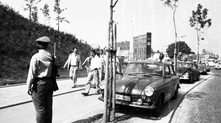 Olympische Spiele in Muenchen 1972 DEU, Deutschland, Muenchen: Die Olympischen Spiele in Muenchen 1972 waren ueberschattet von einem Anschlag von Terroristen des Schwarzen September auf die israelische Mannschaft am 5.9.1972. . Nach dem Attentat. Polizeieinsatz im Olympischen Dorf. DEU, Germany, Munich: The 1972 Olympic Games in Munich were overshadowed by an attack by terrorists of the Black September on the Israeli team on 5 September 1972. Bayern