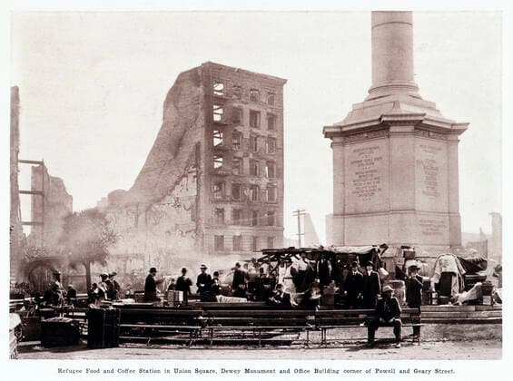 SAN FRANCISCO Depot de cafe et de nourriture pour les refugies a Union Square. Photo anonyme pour San Francisco in ruins April 1906. Credit : Jean Vigne Kharbine-Tapabor. *** SAN FRANCISCO Depot of coffee and food for refugees in Union Square Anonymous photo for San Francisco in ruins April 1906 Credit Jean Vigne Kharbine Tapabor  KH270073