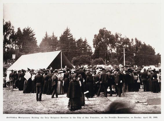 SAN FRANCISCO L archeveque Montgomery donnant l unique service religieux a San Francisco le 22 avril 1906. Photo anonyme pour San Francisco in ruins April 1906. Credit : Jean Vigne Kharbine-Tapabor. *** SAN FRANCISCO Archbishop Montgomery giving the only religious service in San Francisco on April 22, 1906 Anonymous photo for San Francisco in ruins April 1906 Credit Jean Vigne Kharbine Tapabor  KH270074
