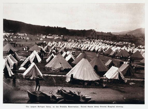 SAN FRANCISCO Le plus grand camp de refugies. Photo anonyme pour San Francisco in ruins April 1906. Credit : Jean Vigne Kharbine-Tapabor. *** SAN FRANCISCO The largest refugee camp Anonymous photo for San Francisco in ruins April 1906 Credit Jean Vigne Kharbine Tapabor  KH270076