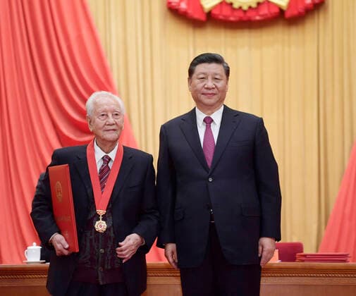 (200110) -- BEIJING, Jan. 10, 2020 -- Chinese President Xi Jinping, also general secretary of the Communist Party of China (CPC) Central Committee and chairman of the Central Military Commission, presents the award to China s top science award winner Huang Xuhua during an annual ceremony to honor distinguished scientists, engineers and research achievements at the Great Hall of the People in Beijing, capital of China, Jan. 10, 2020. Huang Xuhua is an academician of the Chinese Academy of Engineering who worked at a research institute of the former China Shipbuilding Industry Corporation. ) CHINA-BEIJING-TOP SCIENCE AWARD (CN) LixXueren 