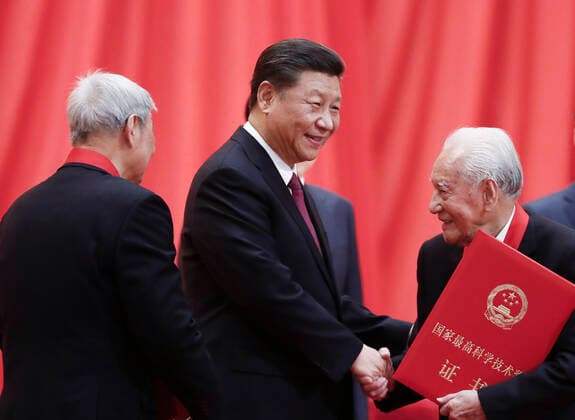 (200110) -- BEIJING, Jan. 10, 2020 -- Chinese President Xi Jinping, also general secretary of the Communist Party of China (CPC) Central Committee and chairman of the Central Military Commission, presents China s top science award to Huang Xuhua (R) and Zeng Qingcun (L) during an annual ceremony to honor distinguished scientists, engineers and research achievements at the Great Hall of the People in Beijing, capital of China, Jan. 10, 2020. Huang Xuhua is an academician of the Chinese Academy of Engineering who worked at a research institute of the former China Shipbuilding Industry Corporation, and Zeng Qingcun is a famous meteorologist from the Institute of Atmospheric Physics under the Chinese Academy of Sciences (CAS). (Photo by Sheng Jiapeng Xinhua) CHINA-BEIJING-TOP SCIENCE AWARD (CN) XinxHuashefa 