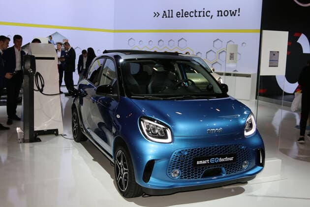 Smart EQ forfour facelift (Elektroauto) neben Ladesäule und vor Schriftzug All electric, now! , 98. European Motor Show Brussels, Salon Auto Moto Mobility, 10.-19.01.2020, Pressetag 09.01.2020, Brüssel (Belgien), Autoausstellung, Messe, Brussels Expo (Heysel) *** Smart EQ forfour facelift electric car next to charging station and in front of All electric, now , 98 European Motor Show Brussels, Salon Auto Moto Mobility, 10 19 01 2020, Press Day 09 01 2020, Brussels Belgium , Motor Show, Trade Fair, Brussels Expo Heysel