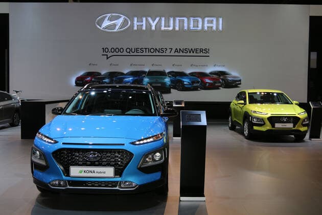 Hyundai Kona Hybrid vor Hyundai-Schriftzug, 98. European Motor Show Brussels, Salon Auto Moto Mobility, 10.-19.01.2020, Pressetag 09.01.2020, Brüssel (Belgien), Autoausstellung, Messe, Brussels Expo (Heysel) *** Hyundai Kona Hybrid in front of Hyundai logo, 98 European Motor Show Brussels, Salon Auto Moto Mobility, 10 19 01 2020, Press Day 09 01 2020, Brussels Belgium , Motor Show, Exhibition, Brussels Expo Heysel