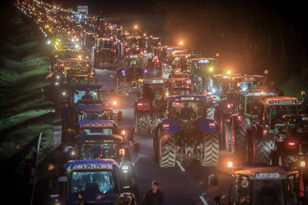 Bilder des Jahres 2020, News 01 Januar News Bilder des Tages DEU, Deutschland, Nordrhein-Westfalen, Telgte, 11.01.2020: Landwirte protestieren im Münsterland, Bauern fahren als Protestaktion in Konvois nach Telgte. Mit rund 1000 Traktoren in fünf Konvois protestieren sie gegen die Agrar-Politik der Bundesregierung. Das Bündnis Land schafft Verbindung will der Bundes-Umweltministerin ein Thesenpapier mit ihren Forderungen übergeben. Die Ministerin ist Gast auf dem Neujahrsempfang der Stadt Telgte. *** DEU, Germany, North Rhine-Westphalia, Telgte, 11 01 2020 Farmers protest in Münsterland, farmers drive to Telgte in convoys as a protest action With about 1000 tractors in five convoys they protest against the agricultural policy of the Federal Government The Land Alliance creates connections wants to hand over a paper with their demands to the Federal Environment Minister The Minister is a gues