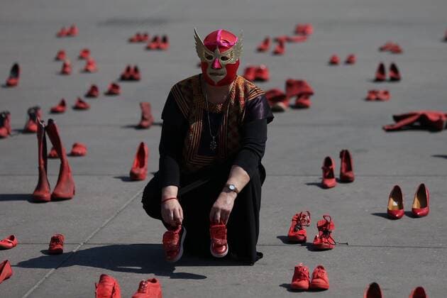 Bilder des Jahres 2020, News 01 Januar Mexican Artist Emilia Chauvet poses with her exhibition Red Shoes , at the Zocalo of Mexico City, Mexico, 11 January 2020. The artwork is actually a movement against sexist violence created by the artist over a decade ago, after her sister was murdered by her boyfriend. Obra Zapatos rojo llega al Zócalo mexicano a concienciar sobre feminicidios !ACHTUNG: NUR REDAKTIONELLE NUTZUNG!  Copyright: xSashenkaxGutierrezx AME1089 20200111-637143785437114551