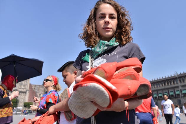 Protest against 30 years of Feminicides MEXICO CITY, MEXICO - JANUARY 11: A group of women join at Zocalo to take part during a protest with red-painted shoes to celebrate 30 years of feminicide in Mexico and demand justice to the Mexican government by missing victims on January 11, 20202 in Mexico City, Mexico  Copyright: xCarlosxTischlerx EYE_0589