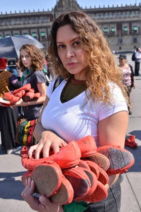 Protest against 30 years of Feminicides MEXICO CITY, MEXICO - JANUARY 11: A group of women join at Zocalo to take part during a protest with red-painted shoes to celebrate 30 years of feminicide in Mexico and demand justice to the Mexican government by missing victims on January 11, 20202 in Mexico City, Mexico  Copyright: xCarlosxTischlerx EYE_0599