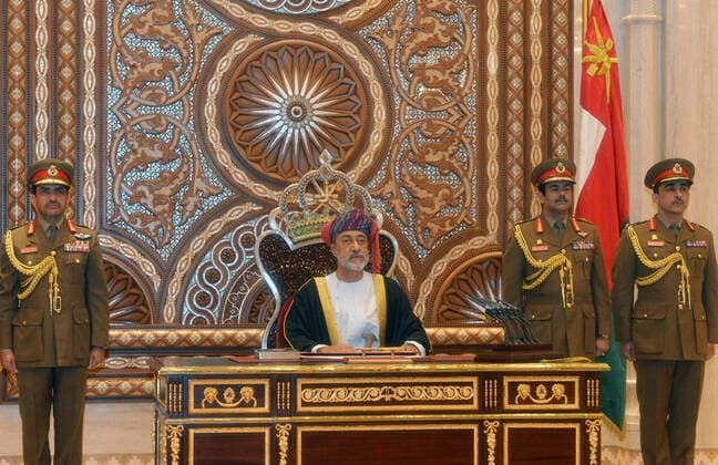 Bilder des Jahres 2020, News 01 Januar News Bilder des Tages (200111) -- MUSCAT, Jan. 11, 2020 -- New Sultan of Oman Haitham bin Tariq al-Said attends his inauguration ceremony in Muscat, Oman, on Jan. 11, 2020. New Sultan of Oman Haitham bin Tariq al-Said said on Saturday that he will follow the steps and approach of the late Sultan Qaboos bin Said and will complete the progress achieved in the Omani renaissance process. OMAN-MUSCAT-NEW SULTAN-INAUGURATION CEREMONY YangxYuanyong 