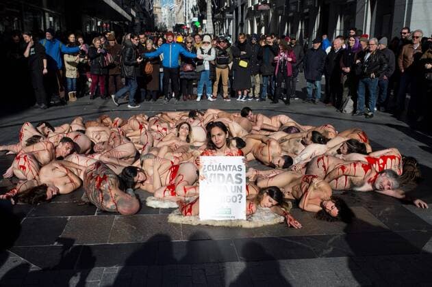 Bilder des Jahres 2020, News 01 Januar News Bilder des Tages Activists from AnimaNaturalis perform naked covered in fake blood during a protest in Madrid, Spain, 12 January 2020, against fur coats. Activists protest against fur coats !ACHTUNG: NUR REDAKTIONELLE NUTZUNG!  Copyright: xLucaxPiergiovannix GRAF755 20200112-637144375602840105