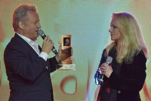 SMAGO AWARD for 50 years of Hitparade Uwe Huebner presents Nicole with the triple SMAGIO AWARD for her multiple appearance at the former Hitparade at the award ceremony SMAGO AWARD 2020 for 50 years of Hitparade in Berlin on 12 01 2020 PPM