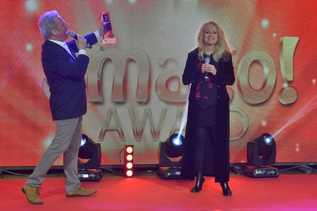 SMAGO AWARD for 50 years of Hitparade Uwe Huebner presents Nicole with the triple SMAGIO AWARD for her multiple appearance at the former Hitparade at the award ceremony SMAGO AWARD 2020 for 50 years of Hitparade in Berlin on 12 01 2020 PPM