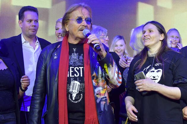 SMAGO AWARD for 50 years of the hit parade Frank Zander with fans on stage for the award ceremony SMAGO AWARD 2020 for 50 years of the hit parade in Berlin on 12 01 2020 PPM
