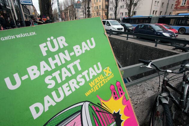 Local elections in Bavaria on 15 03 2020 Election poster of the party Bündnis 90 die Grünen with inscription for underground railway construction instead of permanent traffic jam at the stop Giselastraße on Leopoldstraße with traffic jam in Munich Schwabing, Bavaria, Germany
