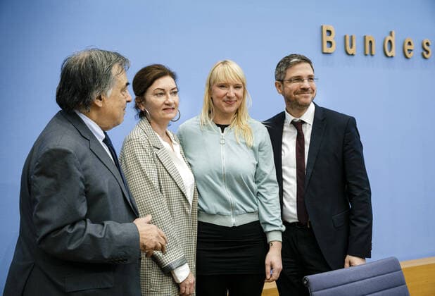 Leoluca Orlando, Mayor of Palermo I Mike Schubert, Mayor of Potsdam R Luise Amtsberg, Spokeswoman for Refugee Policy of the Bundestag Parliamentary Group Alliance90 The Greens 2 v r and Miriam Koch, Head of the Office for Migration and Integration of the City of Duesseldorf 2 v I , recorded at a press conference in Berlin 13 01 2020 Berlin Germany Copyright: xFelixxZahn photothek.netx