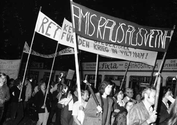 Antikriegstag in Muenchen 1972 DEU, Deutschland, Muenchen: Der Antikriegstag der Friedensbewegung in Muenchen am 1.9.1972 stand im Zeichen der Kriegsgegner des Vietnamkrieges der USA aber auch der derzeitigen Olympischen Spiele. DEU, Germany, Munich: The anti-war day of the peace movement in Munich on 1.9.1972 was dedicated to the opponents of the Vietnam War of the USA but also to the current Olympic Games. Bayern
