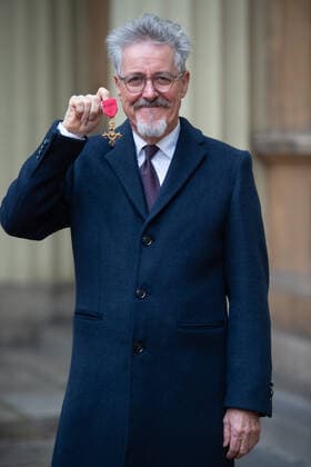 . 14 01 2020. London, United Kingdom. Griffith Rhys Jones with his OBE after an Investiture at Buckingham Palace in London.  xPoolx xi-Imagesx IIM-20633-0003