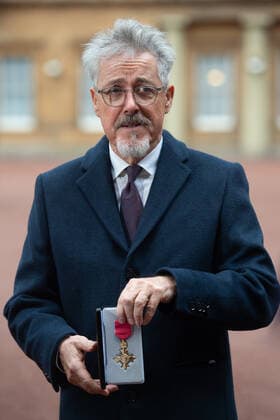 . 14 01 2020. London, United Kingdom. Griffith Rhys Jones with his OBE after an Investiture at Buckingham Palace in London.  xPoolx xi-Imagesx IIM-20633-0006