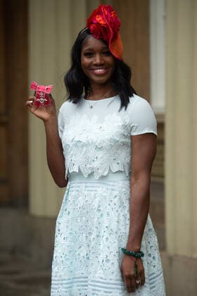 . 14 01 2020. London, United Kingdom. Ama Agbeze, Captain of the England Women s Netball Team with her MBE after an Investiture at Buckingham Palace in London.  xPoolx xi-Imagesx IIM-20633-0015