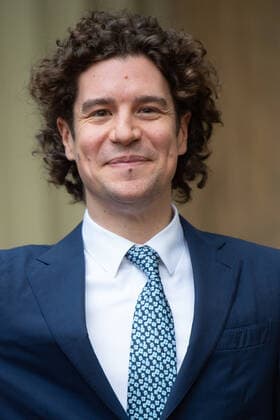 . 14 01 2020. London, United Kingdom. Robin Ticciati, Principal Conductor, Scottish Chamber Orchestra with his OBE after an Investiture at Buckingham Palace in London.  xPoolx xi-Imagesx IIM-20633-0021