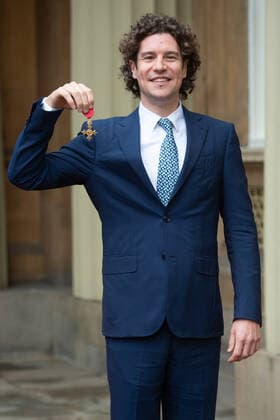 . 14 01 2020. London, United Kingdom. Robin Ticciati, Principal Conductor, Scottish Chamber Orchestra with his OBE after an Investiture at Buckingham Palace in London.  xPoolx xi-Imagesx IIM-20633-0023
