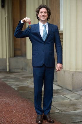 . 14 01 2020. London, United Kingdom. Robin Ticciati, Principal Conductor, Scottish Chamber Orchestra with his OBE after an Investiture at Buckingham Palace in London.  xPoolx xi-Imagesx IIM-20633-0024