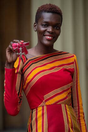 Entertainment Bilder des Tages . 14 01 2020. London, United Kingdom. Sheila Atim with her MBE after an Investiture at Buckingham Palace in London.  xPoolx xi-Imagesx IIM-20633-0025