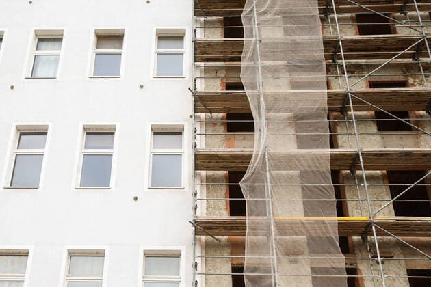 Am Sudenburger Tor in Magdeburg werden Altbauten saniert und ausgebaut. Außerdem werden neue Wohnhäuser an der Hallischen Straße gebaut. In den kommenden Monaten werden in der Straße am Sudenburger Tor in Magdeburg in der Nähe des Hasselbachplatz Altbauten wieder flott gemacht die zum Teil jahrelang nicht bewohnt waren. Es geht aber nicht allein um diese Gebäude, die wieder nutzbar gemacht werden, es soll laut Bauherr Dirk Krüger in dem gesamten Viertel neues Leben einziehen. *** At the Sudenburger Tor in Magdeburg, old buildings are being renovated and extended In addition, new residential buildings are being built on Hallische Straße In the coming months, old buildings in the street at the Sudenburger Tor in Magdeburg near Hasselbachplatz will be renovated and extended, some of which have not been inhabited for years It is not just a qu