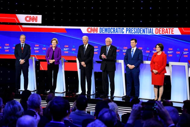 Bilder des Jahres 2020, News 01 Januar News Themen der Woche KW03 News Bilder des Tages January 14, 2020, Des Moines, Iowa, U.S: TOM STEYER, left, Senator ELIZABETH WARREN, former Vice President JOE BIDEN, Senator BERNIE SANDERS, former Mayor PETE BUTTIGIEG, and Senator AMY KLOBUCHAR on stage before the CNN Democratic Presidential Debate on the campus of Drake University. Des Moines USA - ZUMAz03_ 20200114_new_z03_005 Copyright: xEdwardxM.xPioRodax