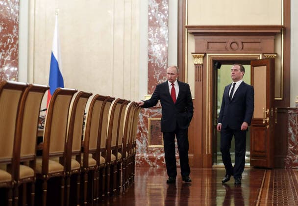 Bilder des Jahres 2020, News 01 Januar News Themen der Woche KW03 News Bilder des Tages MOSCOW, RUSSIA - JANUARY 15, 2020: Russia s President Vladimir Putin (L) and Prime Minister Dmitry Medvedev ahead of a meeting with the Russian government members, their collective resignation announced. Dmitry Astakhov POOL TASS  TS0CA3F0