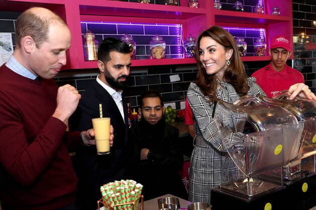 Bilder des Jahres 2020, Entertainment 01 Januar Entertainment Themen der Woche KW03 Entertainment Bilder des Tages . 15 01 2020. Bradford , United Kingdom. The Duke and Duchess of Cambridge help make Kulfi milkshakes at MyLahore restaurant in Bradford, United Kingdom.  xi-Imagesx IIM-20632-0095
