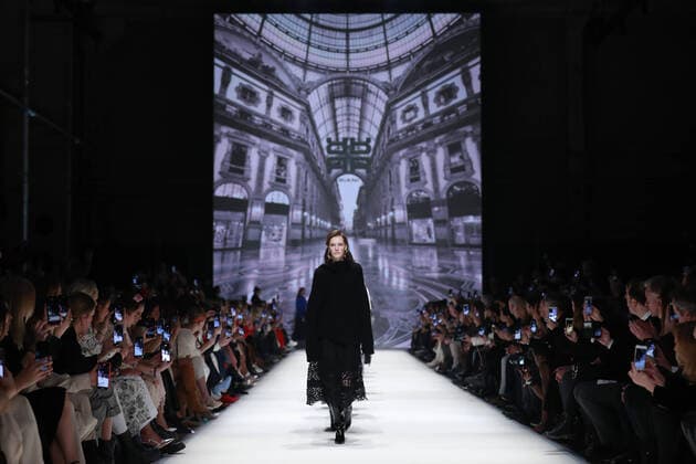 Entertainment Themen der Woche KW03 Entertainment Bilder des Tages (200115) -- BERLIN, Jan. 15, 2020 (Xinhua) -- A model presents a creation of Riani during the Mercedes-Benz Fashion Week Autumn Winter 2020 in Berlin, capital of Germany, on Jan. 15, 2020. (Photo by Binh Truong Xinhua) GERMANY-BERLIN-MERCEDES-BENZ FASHION WEEK 
