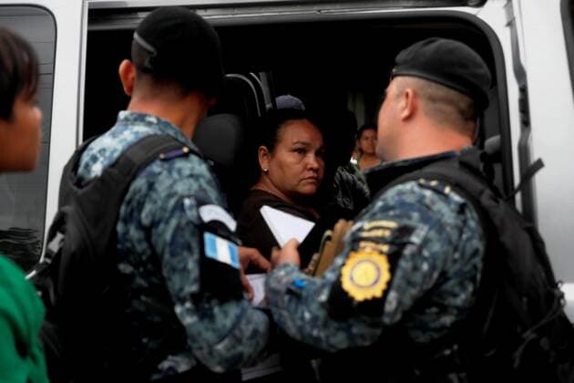 A Honduran migrant cries after members of the police stopped the caravan to return dozens of migrants to the border with Honduras in Morales, Guatemala, 16 January 2020. The first caravan of Honduran migrants of the year, which entered Guatemala through the Caribbean department of Izabal, was forced to return to the border of both countries on Thursday to regularize their situation, by order of Guatemalan police and the U.S. Immigration and Customs Enforcement. (ICE). Caravan of Hondurans forced back to border by Guatemala and U.S. !ACHTUNG: NUR REDAKTIONELLE NUTZUNG!  Copyright: xEstebanxBibax AME2516 20200116-637148017305293805
