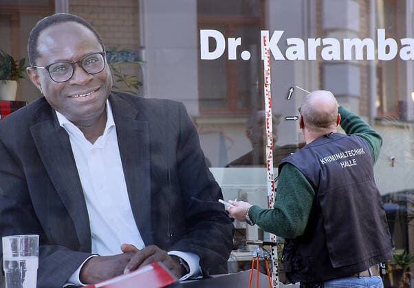 Bilder des Jahres 2020, News 01 Januar News Themen der Woche KW03 News Bilder des Tages 16.01.2019 Polizei Spurensicherung Kriminltechnik Kriminaltechniker untersuchen die Fensterscheibe nach dem Anschlag mit Schüssen auf das Wahlbüro des Bundestagsabgeordneten Karamba Diaby copyright *** 16 01 2019 Police Forensics Crime Investigation Forensic Technicians examine the window pane after the attack with shots at the election office of the member of the Bundestag Karamba Diaby copyright