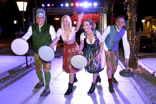 Bilder des Jahres 2020, Entertainment 01 Januar Entertainment Bilder des Tages Axel Munz, Yvonne Marwan und Claus Eisenmann (Söhne Mannheims) mit Begleitung bei der 13. Angermaier Eisstock-WM in Tracht auf den Eisstockbahnen im Park Cafe. München, 16.01.2020 *** Axel Munz, Yvonne Marwan and Claus Eisenmann Söhne Mannheims with accompaniment at the 13 Angermaier curling world championship in traditional costume on the curling rinks in the Park Cafe Munich, 16 01 2020 Foto:xB.xInsingerx xFuturexImage